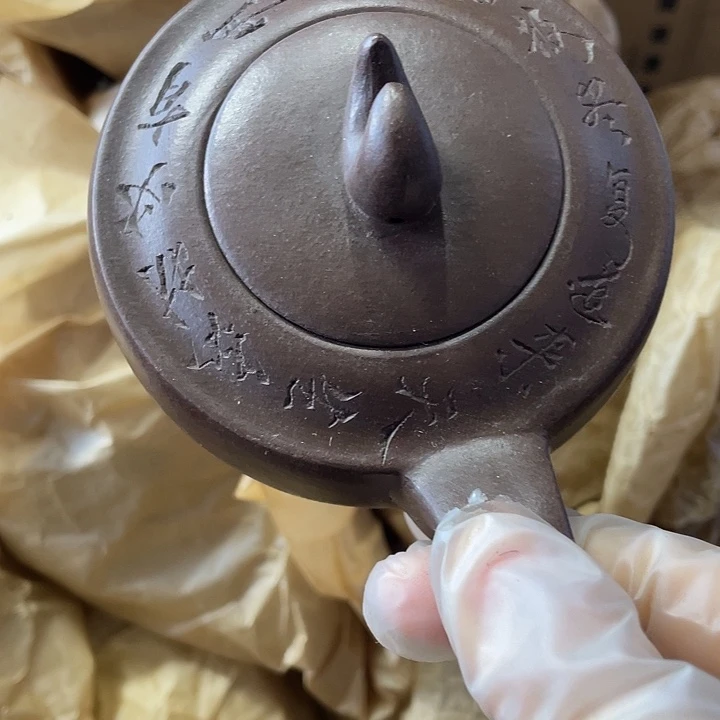 紫砂茶壶矿泥料手工制作的一把紫砂壶。