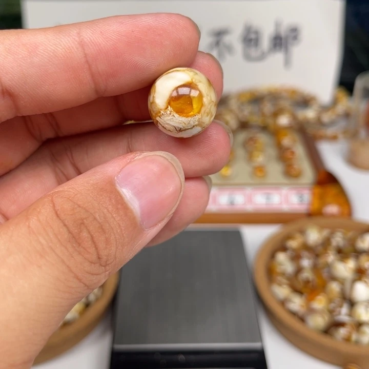 兆***阳未镶嵌琥珀裸石72号