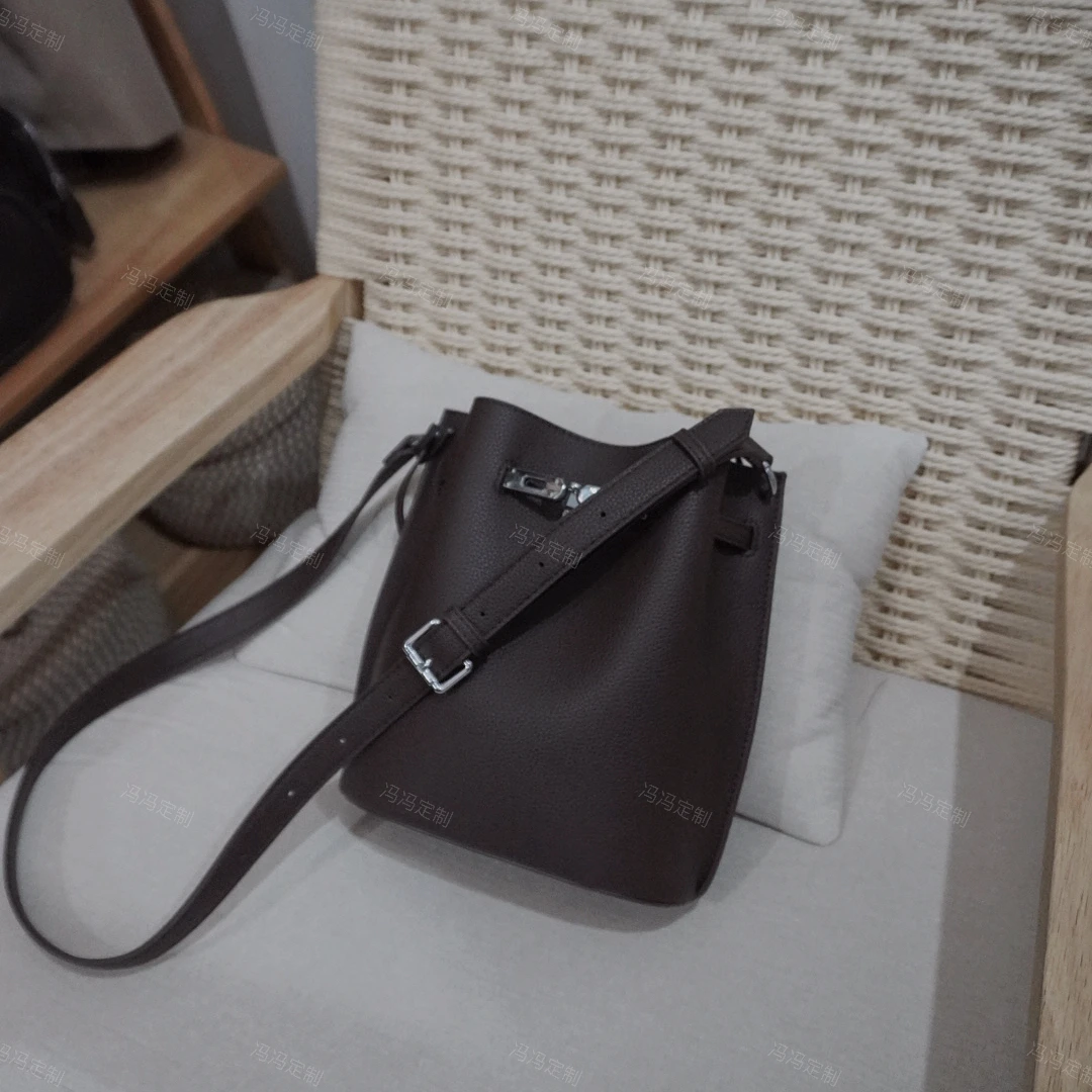 冯冯定制款软皮高级感简约时尚斜挎包气质通勤复古水桶包新款单肩