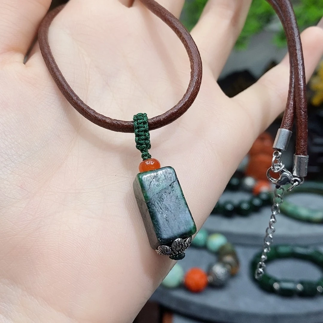 翡翠颈饰未镶嵌漂亮美眉