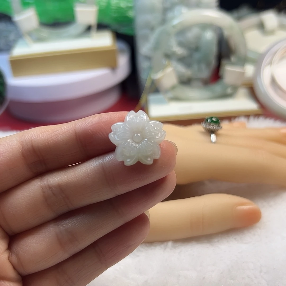 颈饰未镶嵌翡翠缅甸天然翡翠小花