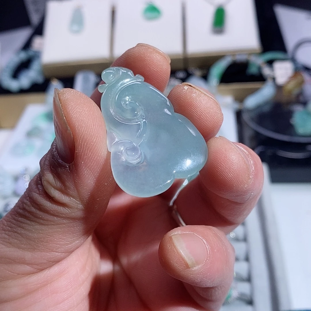 翡翠颈饰未镶嵌如意