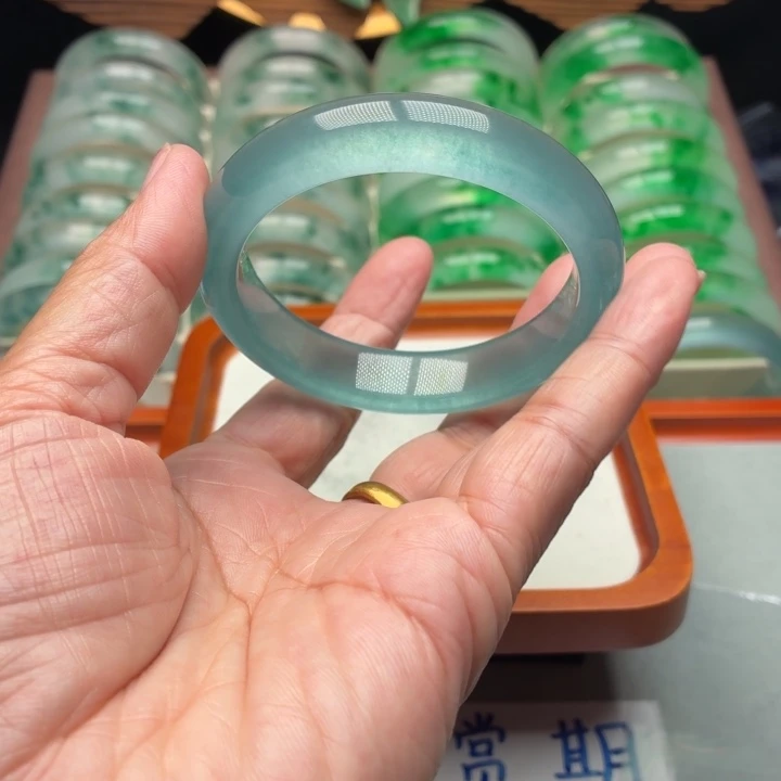 春***行石英质玉未镶嵌手镯