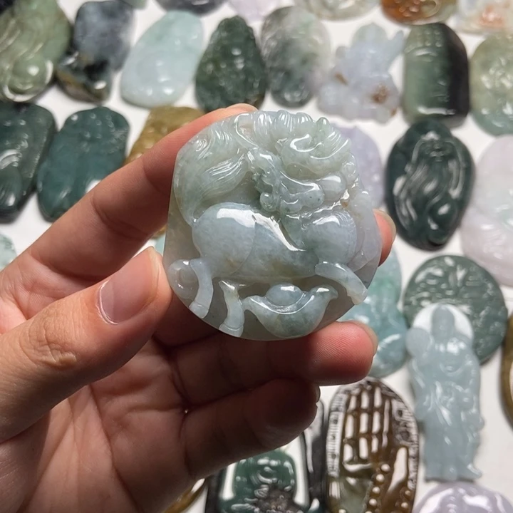 翡翠未镶嵌颈饰麒麟52