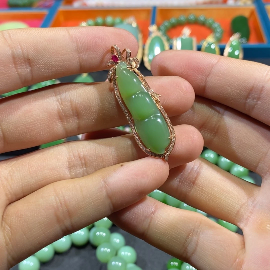 颈饰18K金镶嵌和田玉（碧玉）