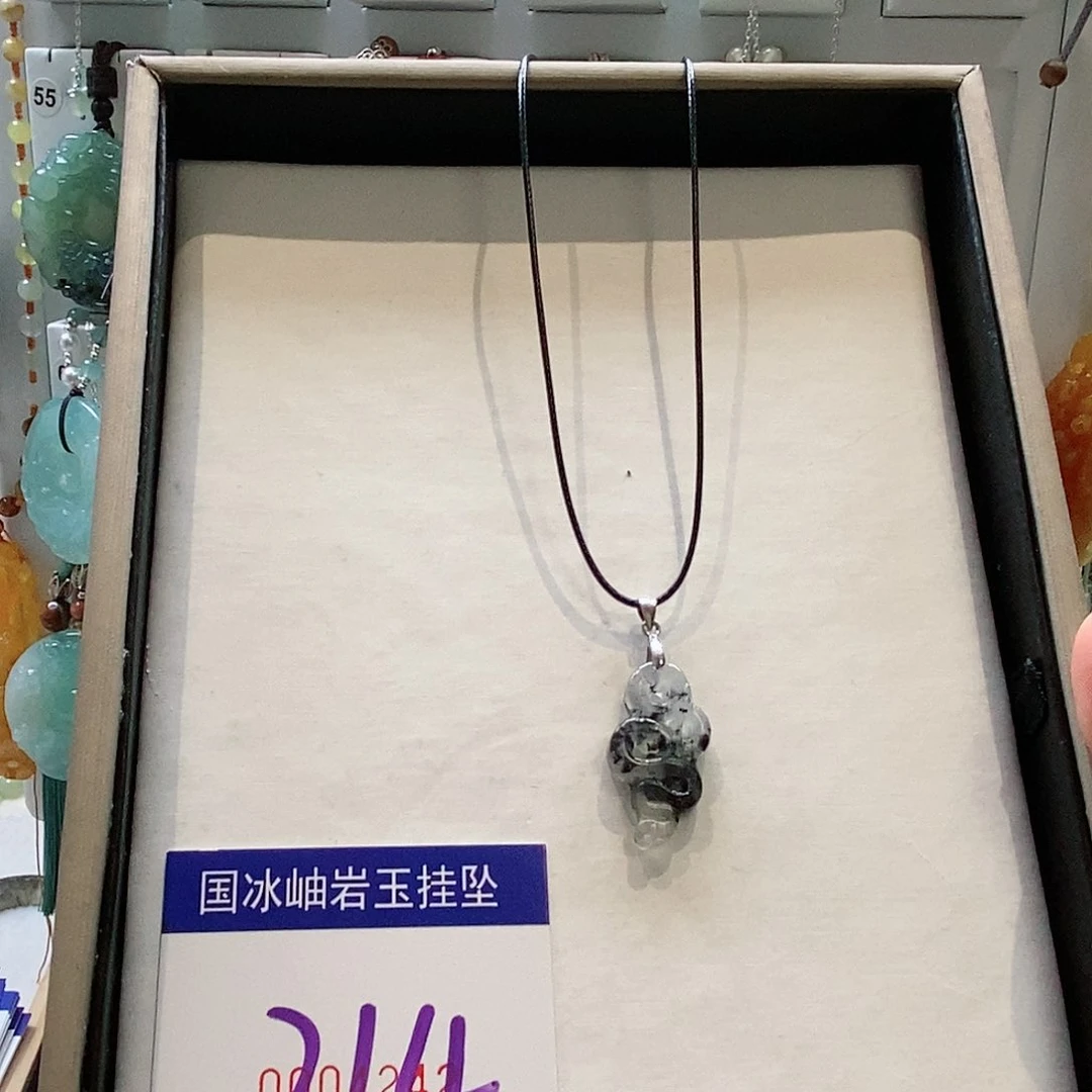 蛇纹石玉颈饰未镶嵌动****?