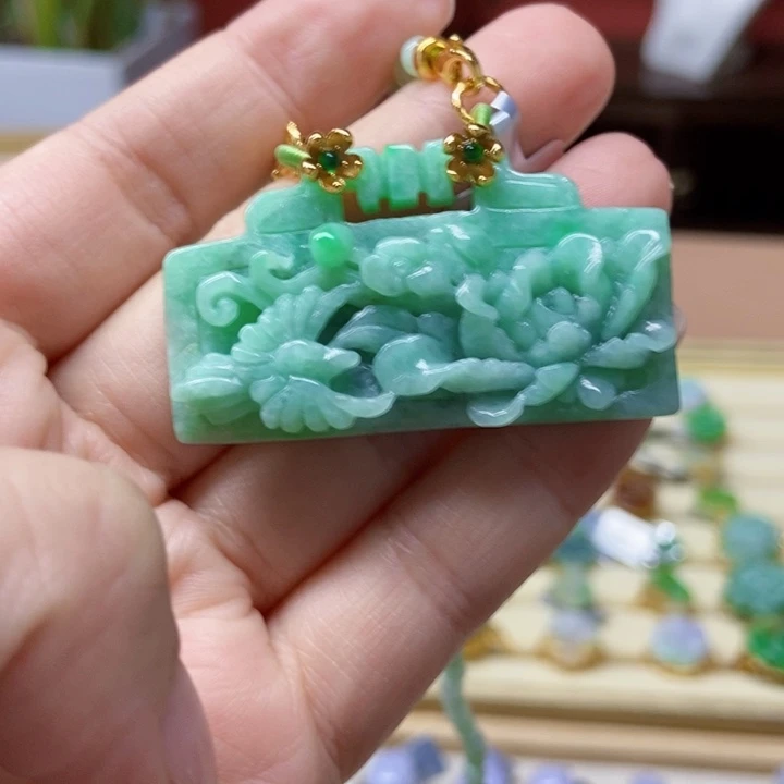 翡翠未镶嵌颈饰吊坠