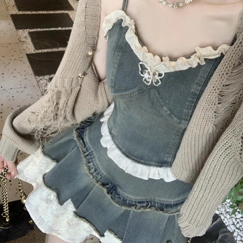 【泰酷辣妹】 甜酷辣妹风牛仔花边吊带上衣+剪花拼接半裙套装蕾丝