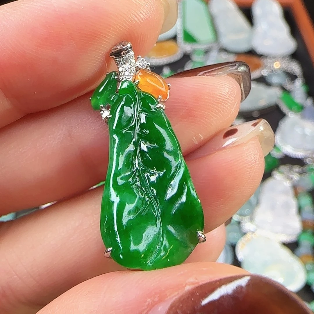 翡翠18K金镶嵌颈饰辣阳绿叶子