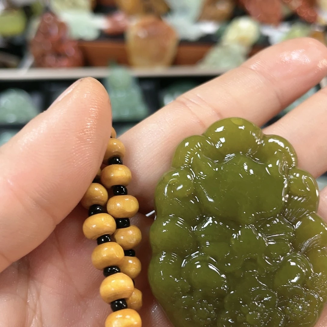 蛇纹石玉颈饰合金