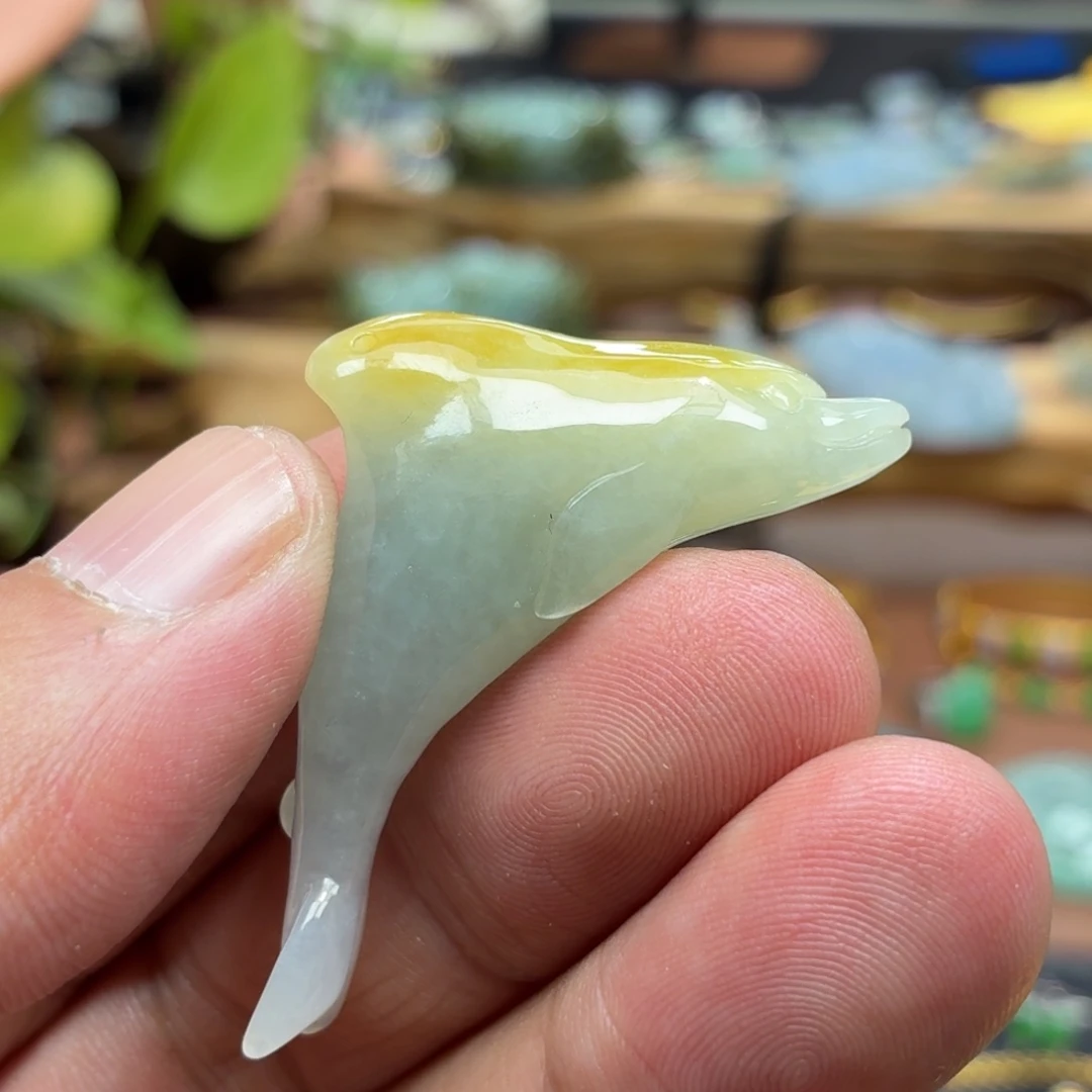 翡翠未镶嵌颈饰海豚