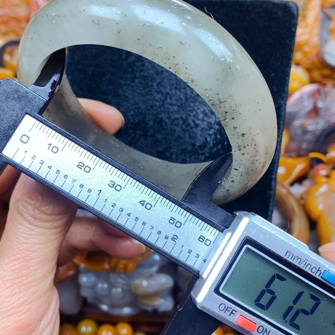 未镶嵌石英质玉（黄龙玉）颈饰