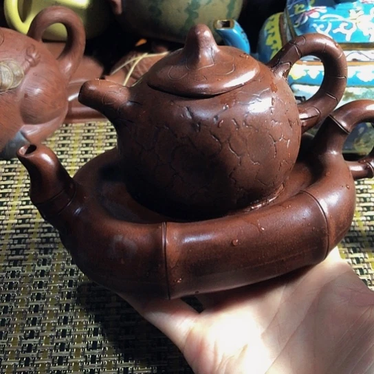 紫砂茶壶原矿泥料手工制作紫砂壶。
