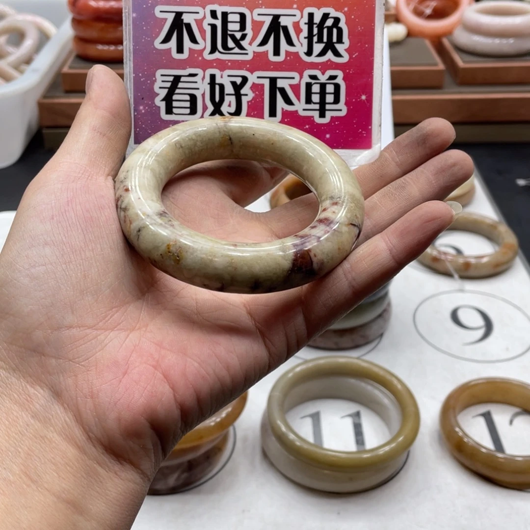 过***言未镶嵌手镯石英质玉