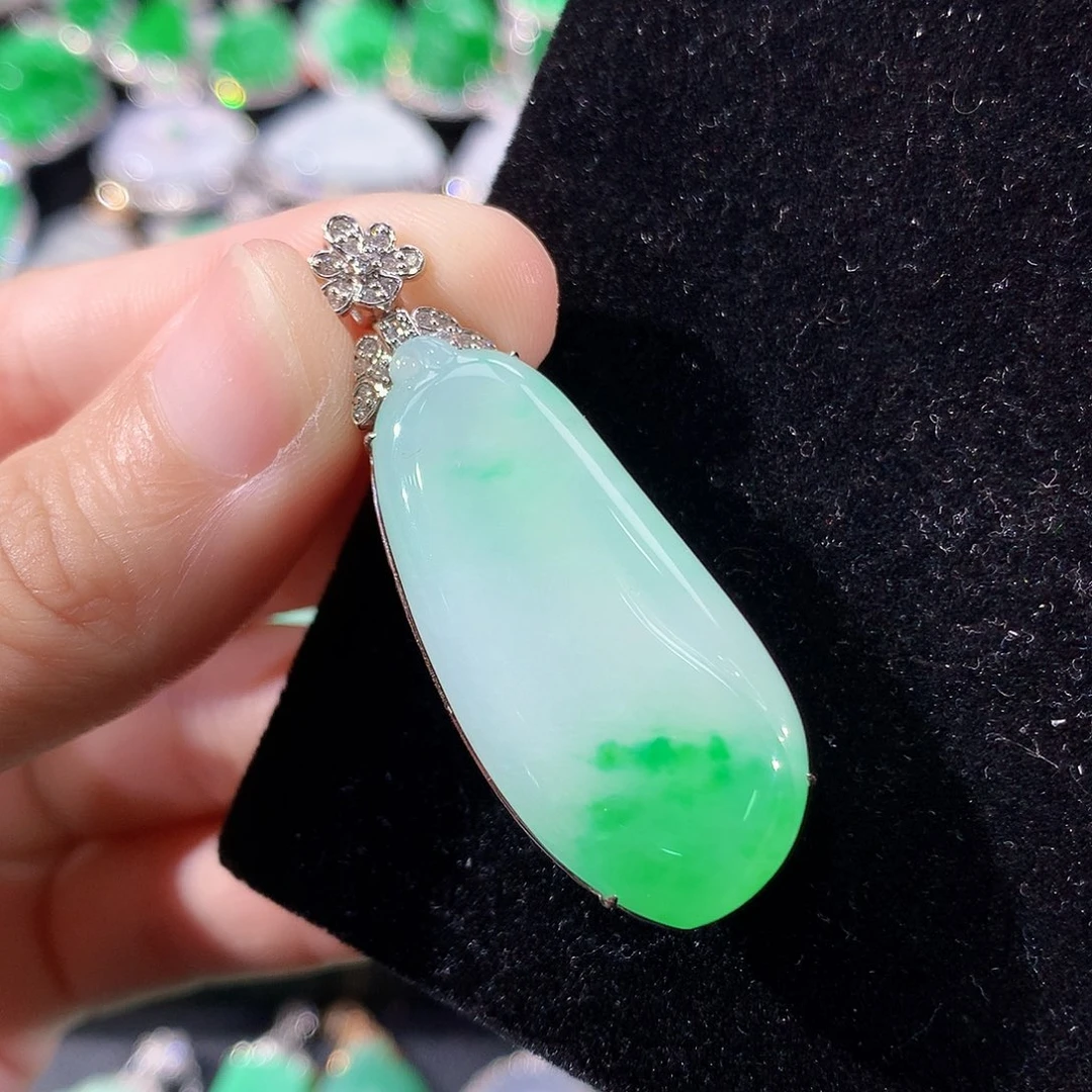 翡翠18K金镶嵌颈饰