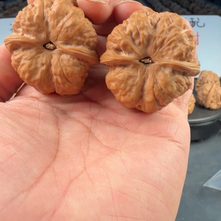 塞***风文玩核桃吊坠蛤蟆的眼睛是真的