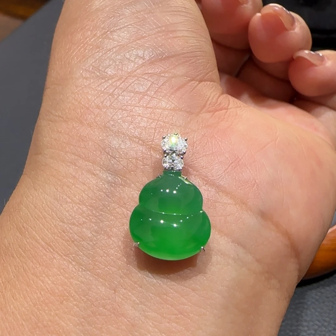 翡翠18K金镶嵌颈饰L葫芦