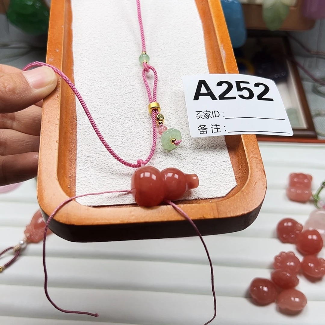 花***っ石英质玉合金颈饰