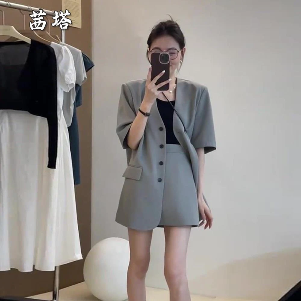 2025年时尚百搭短袖西装套装女夏设计感港风V领西装半身裙两件套