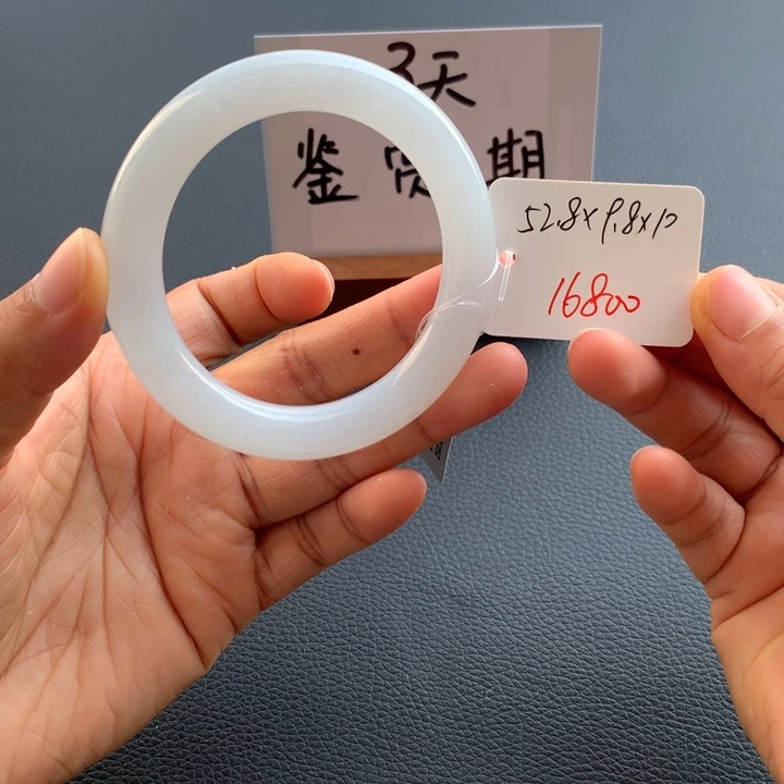 翡翠手镯未镶嵌翡翠手镯