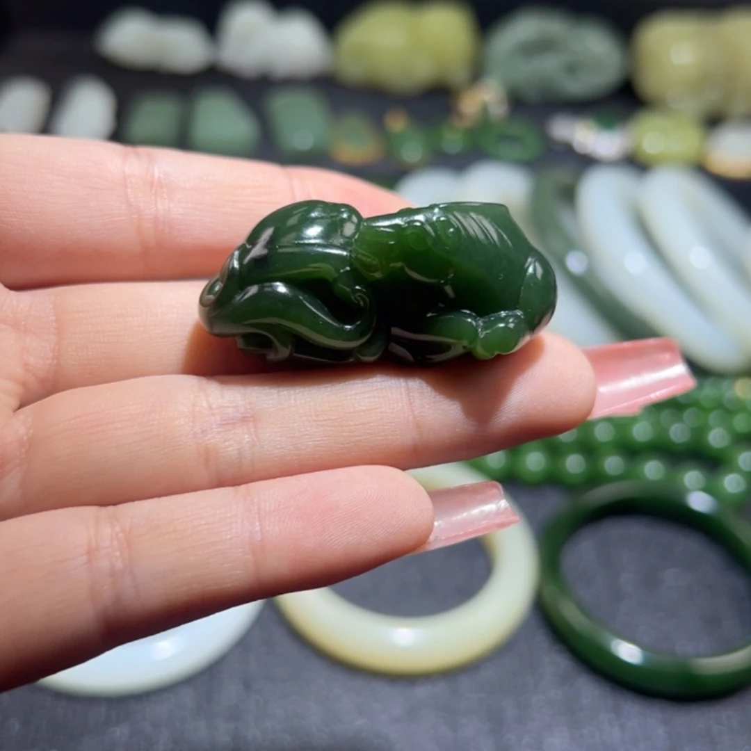 和田玉未镶嵌把件