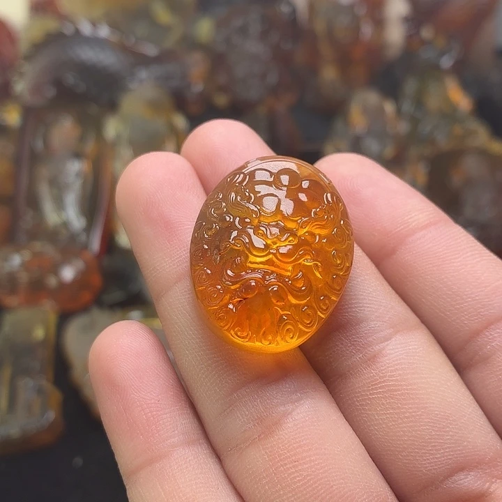 琥珀未镶嵌颈饰11