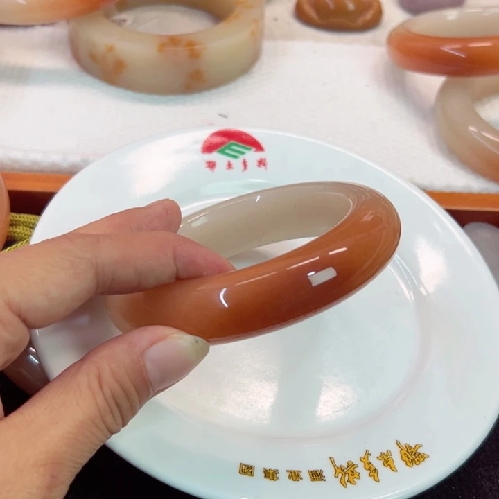 晨***晨石英岩玉未镶嵌手镯