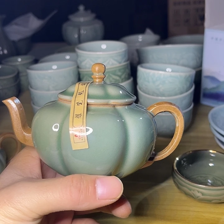 知否海棠双色茶壶一只