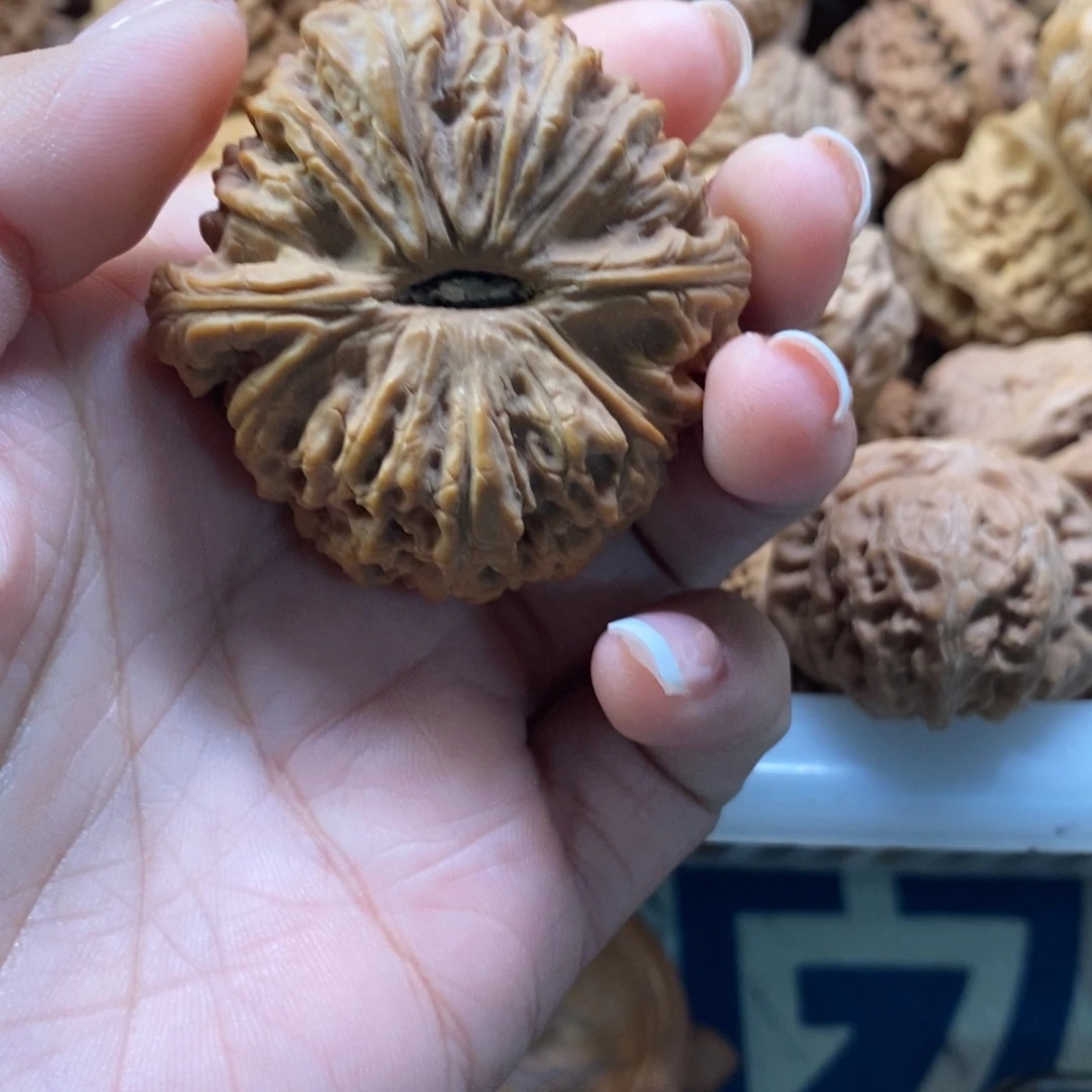 江***2文玩核桃吊坠南疆