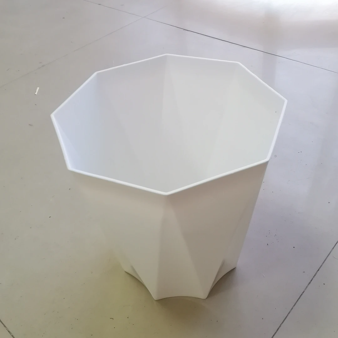 白色的塑料盆一个