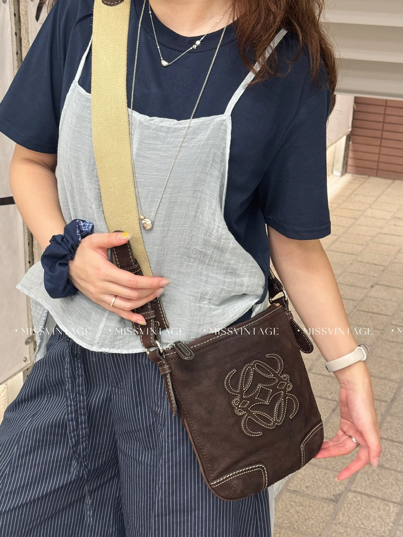 95新 LOEWE/罗意威 觅时/小号棕色麂皮logo斜挎/118180