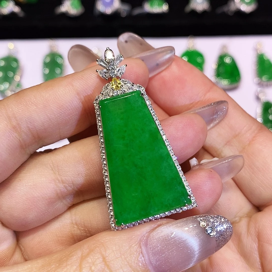 翡翠18K金镶嵌颈饰吊坠