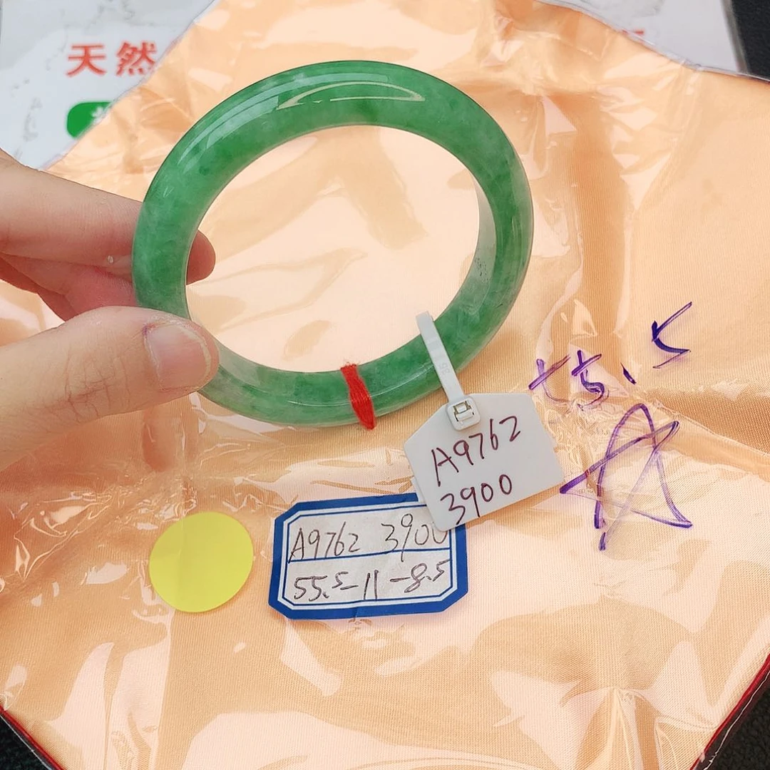 翡翠手镯未镶嵌翡翠