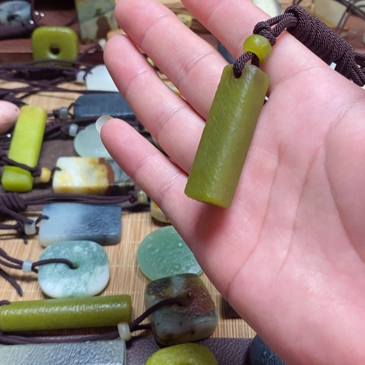 蛇纹石玉挂件未镶嵌