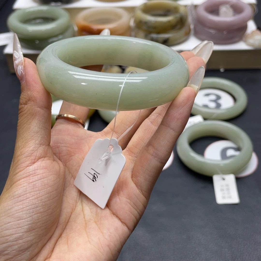 石英岩玉手镯未镶嵌排****箱