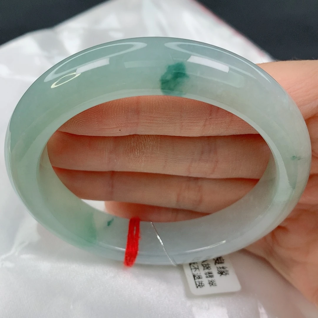 未镶嵌手镯翡翠55.7正圈，淡绿底小飘花，润感好，021