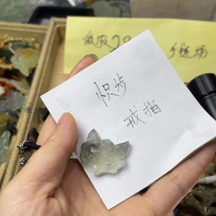 怾***步蛇纹石玉合金颈饰