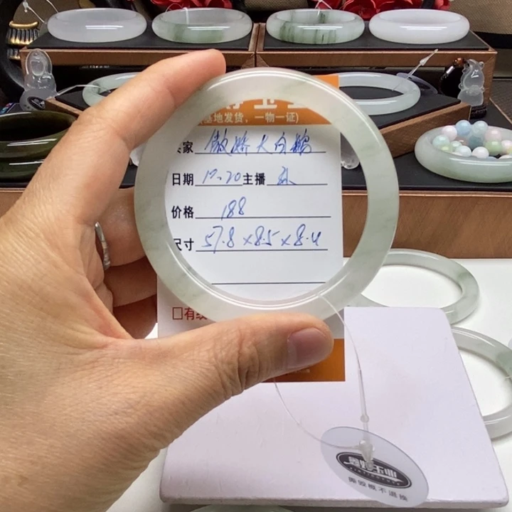 傲***鹅石英岩玉未镶嵌手镯