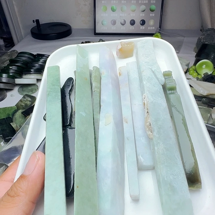 孙***锅和田玉（糖玉）未镶嵌颈饰