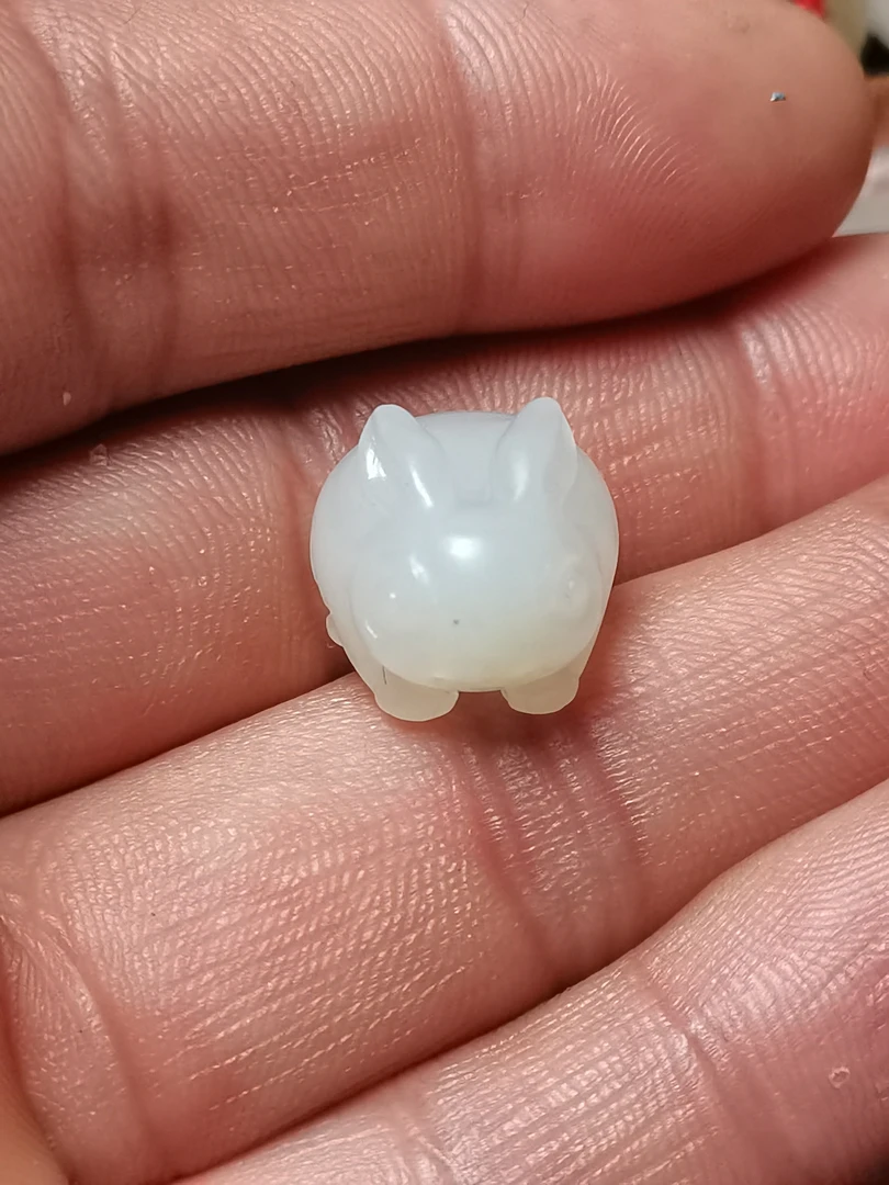 新疆和田玉白兔挂件