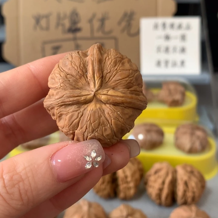 清***月文玩核桃吊坠异形单只，有瑕疵