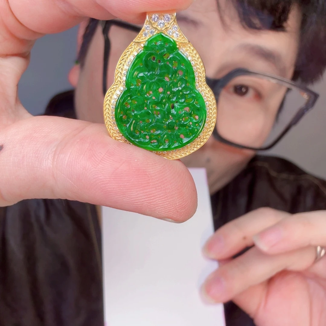 翡翠未镶嵌颈饰一件