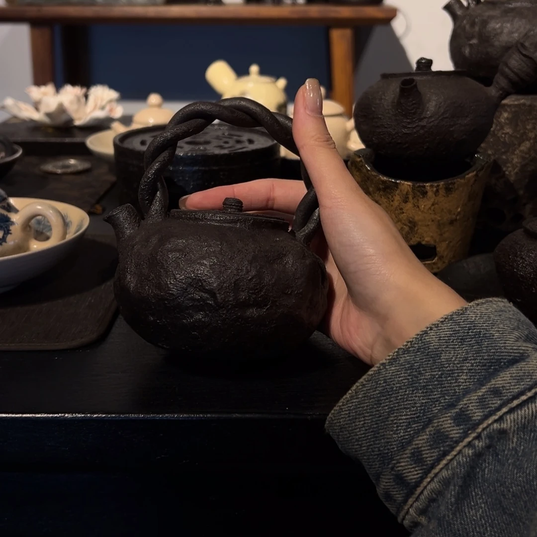 瓷片陶瓷。      陶瓷。