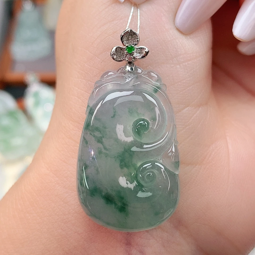 颈饰18K金镶嵌翡翠如意