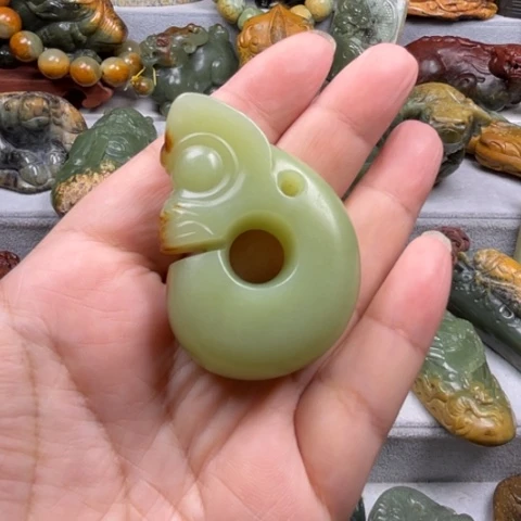 未镶嵌岫岩河磨玉（透闪石质玉）把件王*