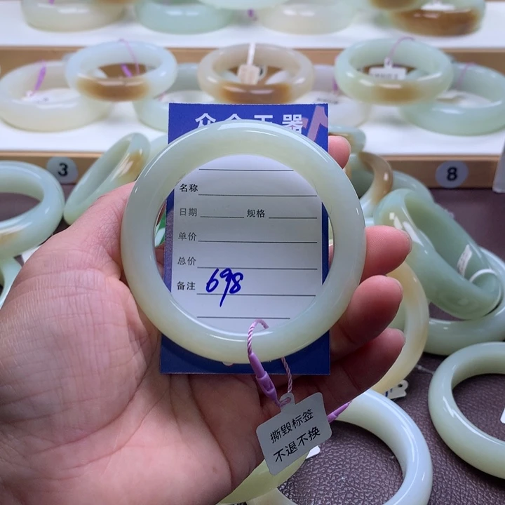 和田玉未镶嵌手镯