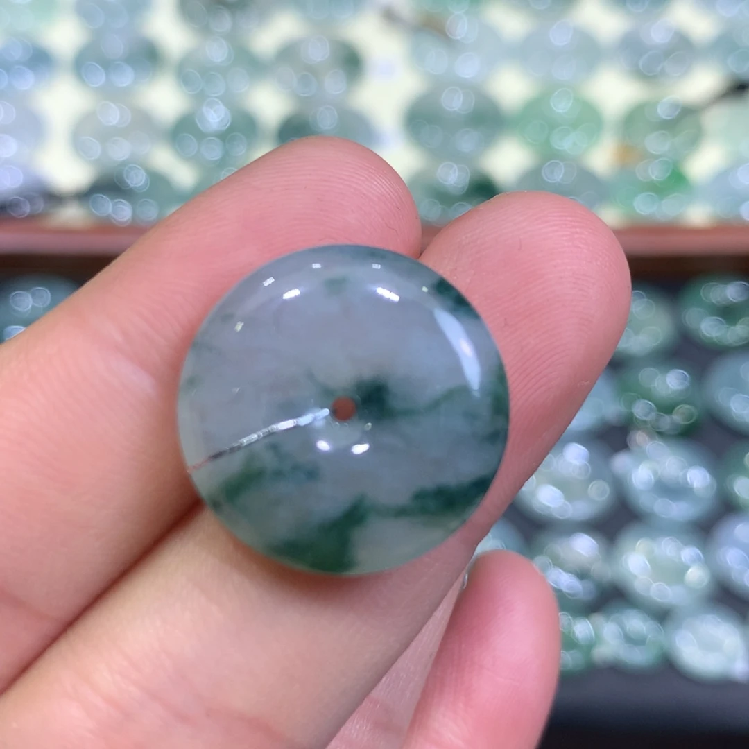 翡翠颈饰未镶嵌平安扣