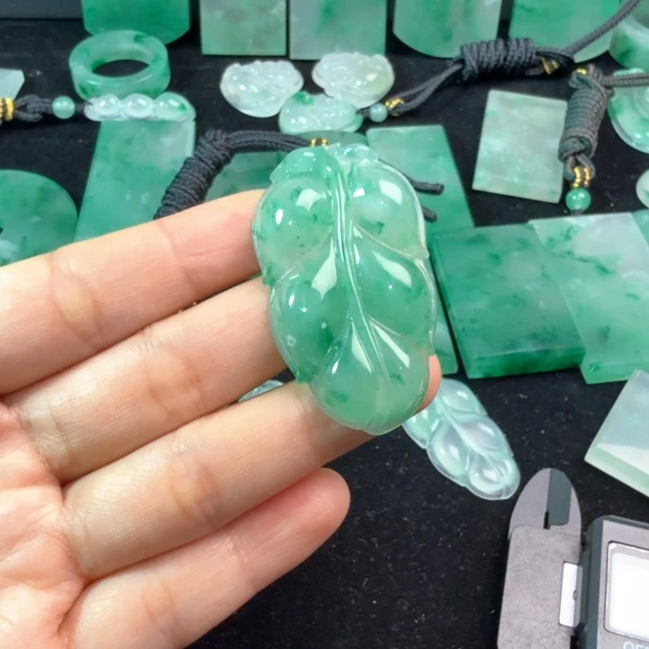 石英质玉未镶嵌颈饰