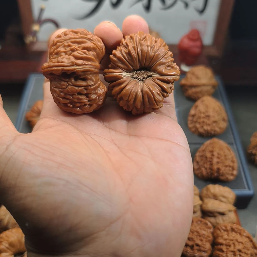 文玩核桃把件44.7找对手四座楼