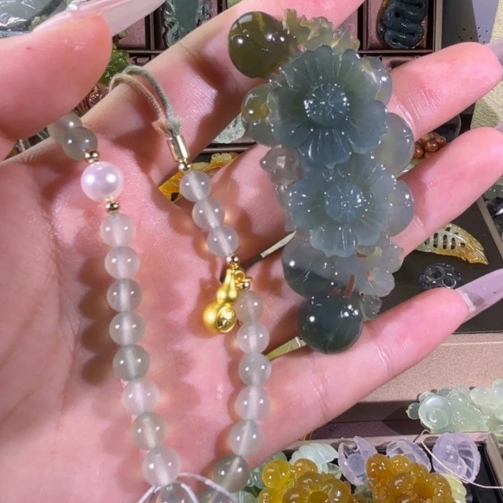 蛇纹石玉未镶嵌颈饰坦*随机发